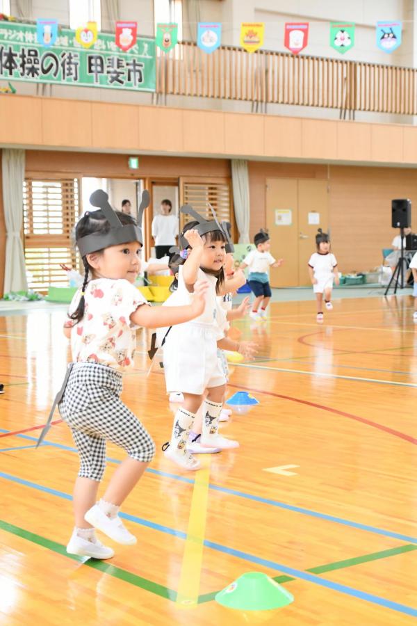 決めポーズをする園児