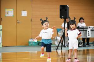 楽しそうに踊る園児