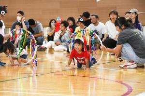 フラフープをくぐる園児