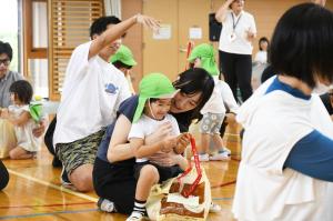 親子で一緒にメダルを見ている様子