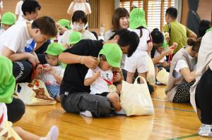 お父さんにメダルを掛けてもらっている園児