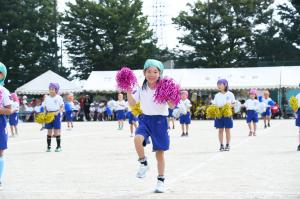 ボンボンを使って踊っている児童