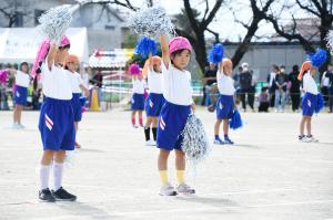 決めポーズをする児童