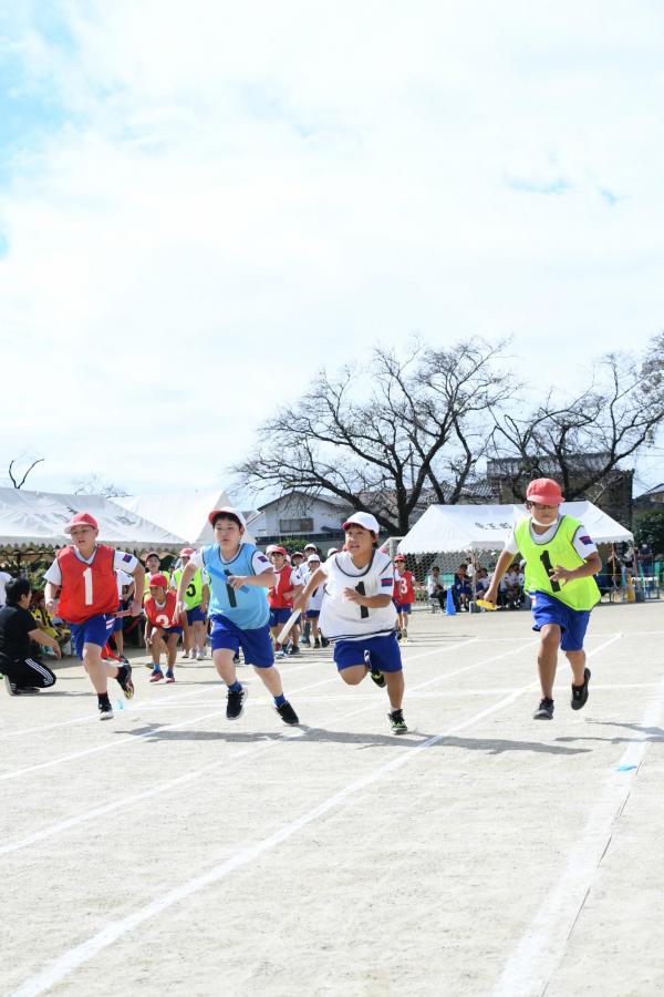 スタートダッシュをする児童