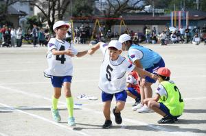 バトンパスをする白組の児童
