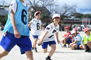 リレーで走る児童