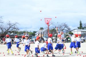 玉入れをする赤組の児童