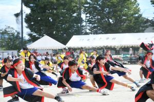 深く腰を下げソーラン節を踊る児童