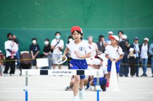 障害物を前に走る児童