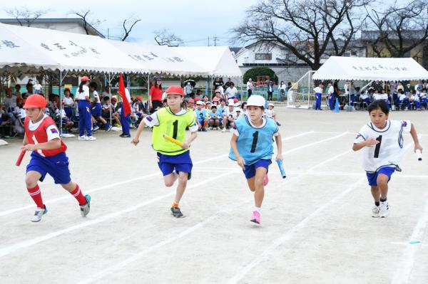 スタートダッシュをする4年生の児童4人