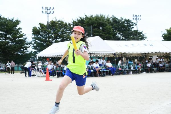 コーナーを曲がる女子児童の写真