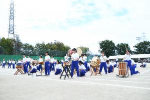 和太鼓などを演奏する児童たち