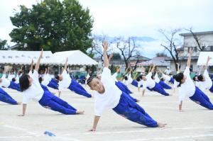 バランスの決めポーズをする児童たち