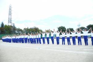 全員で手を挙げて感謝を伝える児童たち