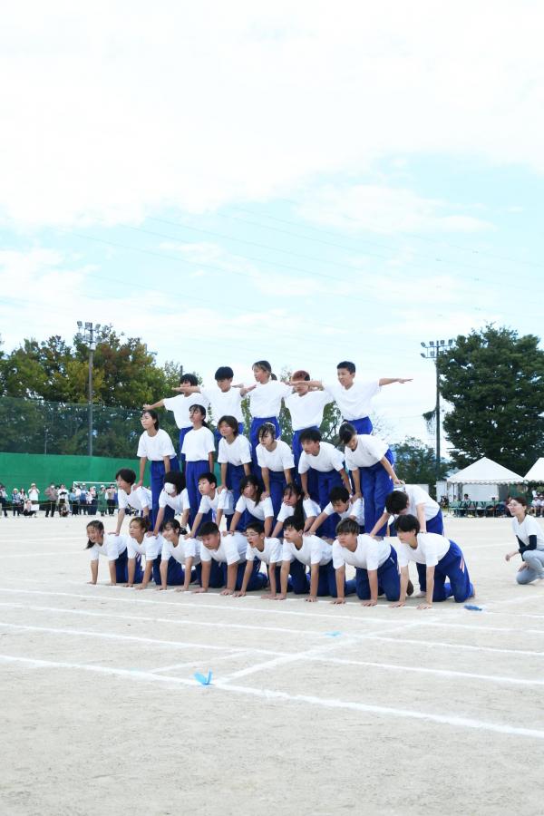 組体操の技ピラミッドをする児童