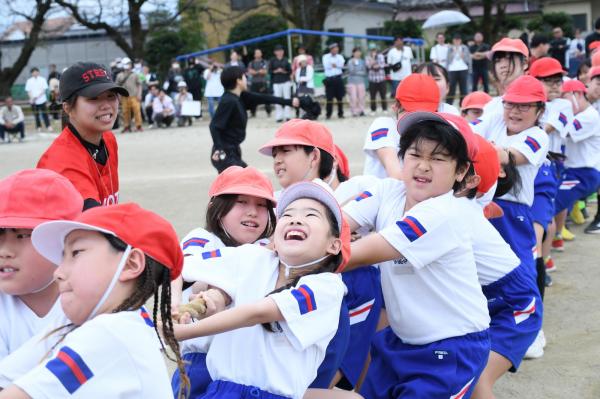 綱引きをする赤組の児童