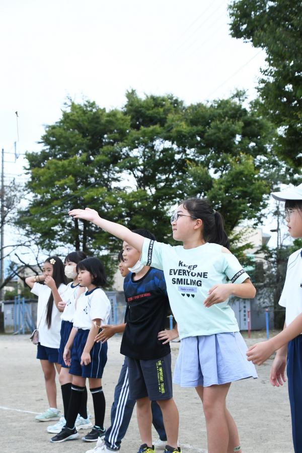 竹とんぼの飛んだ距離を競う児童たち