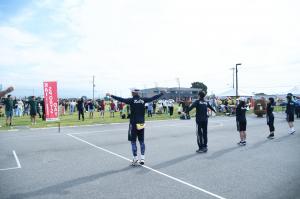 みんなでラジオ体操をしている写真