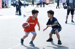 バスケットボールでドリブルする子ども