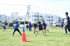 スポーツ鬼ごっこを楽しむ参加者たち