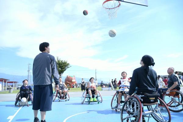 車椅子バスケットボールを体験する参加者たち