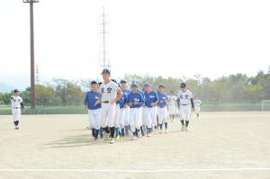 日本航空高校野球部の部員と一緒にランニングをするスポーツ少年団員たち