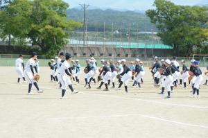 日本航空高校野球部の部員に投げ方を教わるスポーツ少年団員