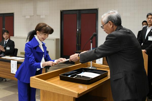 保坂市長から委嘱状を受け取るダティン・晴代・ローさん