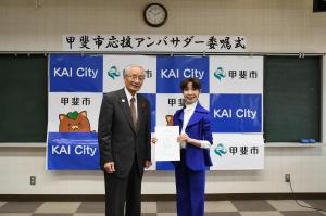 保坂市長と記念写真を撮るダティン・晴代・ローさん