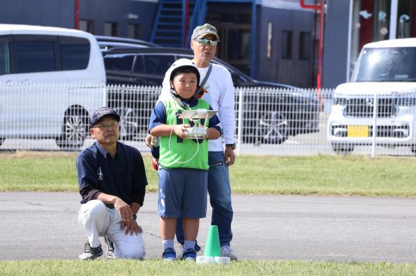 ドローンを操縦する男の子