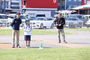 ドローンを操縦する眼鏡をかけた男の子