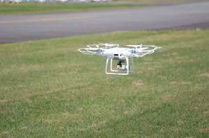 芝生の上をドローンが飛んでいる様子