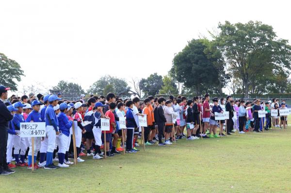 整列する大勢のスポーツ少年団員