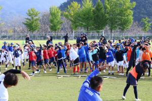 ラジオ体操をするスポーツ少年団員たち