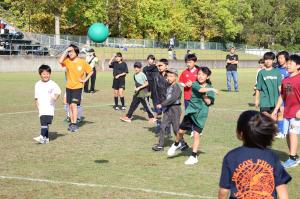 ドッヂボールを楽しむ子どもたち