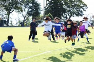 大縄跳びを飛ぶ子どもたち
