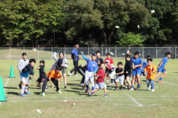 お手玉を投げる競技をしているところの写真