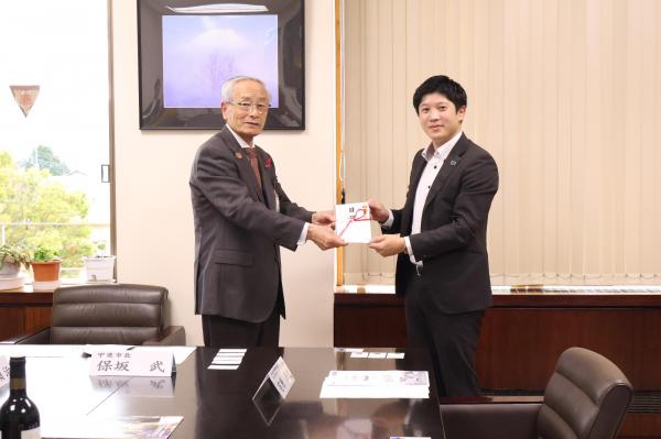 明治安田生命保険相互会社の代表者から寄付金を受け取る保坂市長