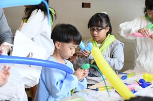 バルーンアートを楽しむ子ども