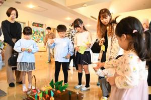 折り紙を釣る遊びをする子どもたち