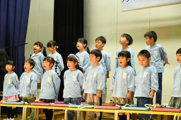 合唱する登美保育園の園児