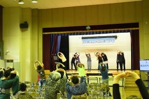 体操をする参加者たち