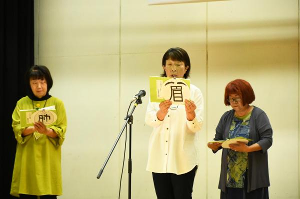 朗読を発表する人の写真