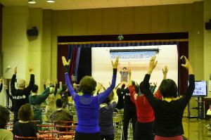 体操を楽しむ参加者たち