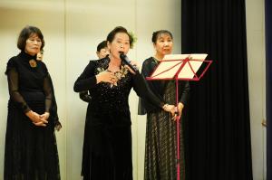 カラオケを披露する女性