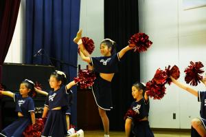 Y字バランスを決める女の子