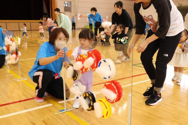 アクリル板にシールを貼りつけている写真