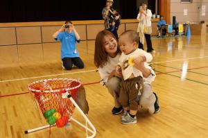 お母さんにゴールに誘導される子どもの写真