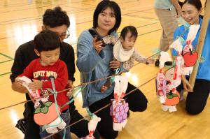 果物が描かれた袋を選ぶ子どもたちの写真