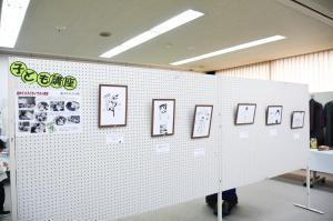子ども講座で作成したイラストが展示されている様子